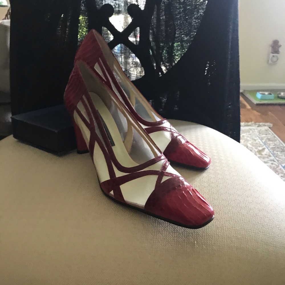 J RENEE’ 7.5 RED NET CUTOUT HEELS - Picture 2 of 5